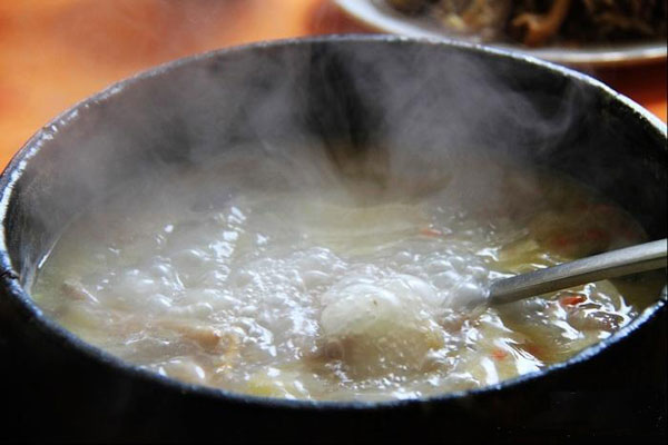 Traditional Tibetan cuisine: Lunang Stone Pot Chicken