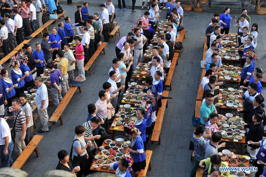 Hundred-family banquet held in Guangxi