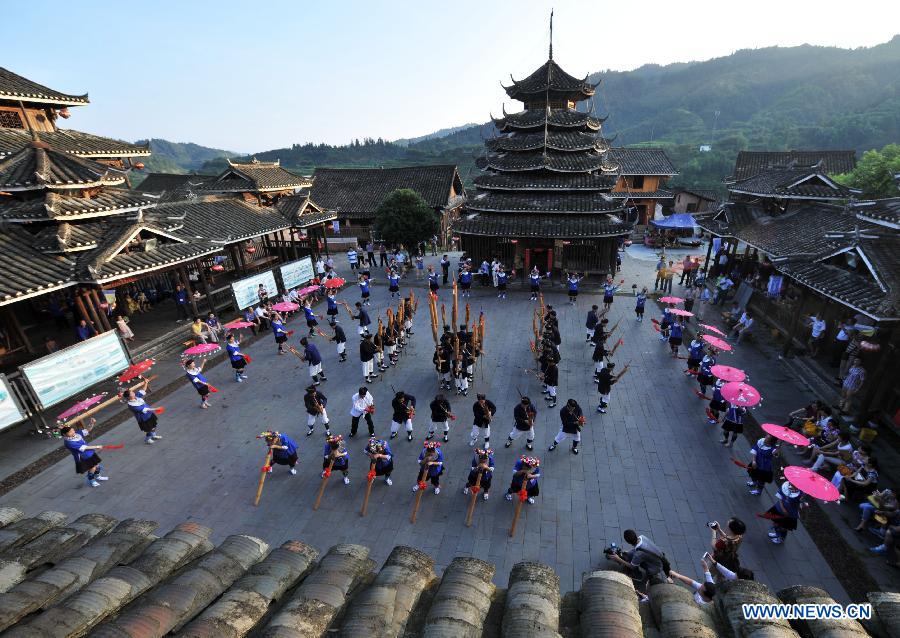 Hundred-family banquet held in Guangxi