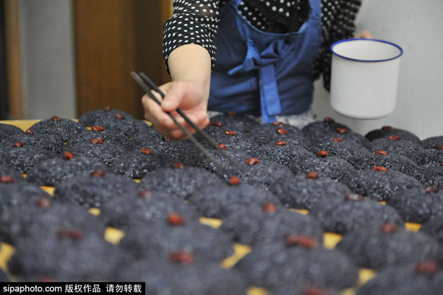 Black rice treats in summertime