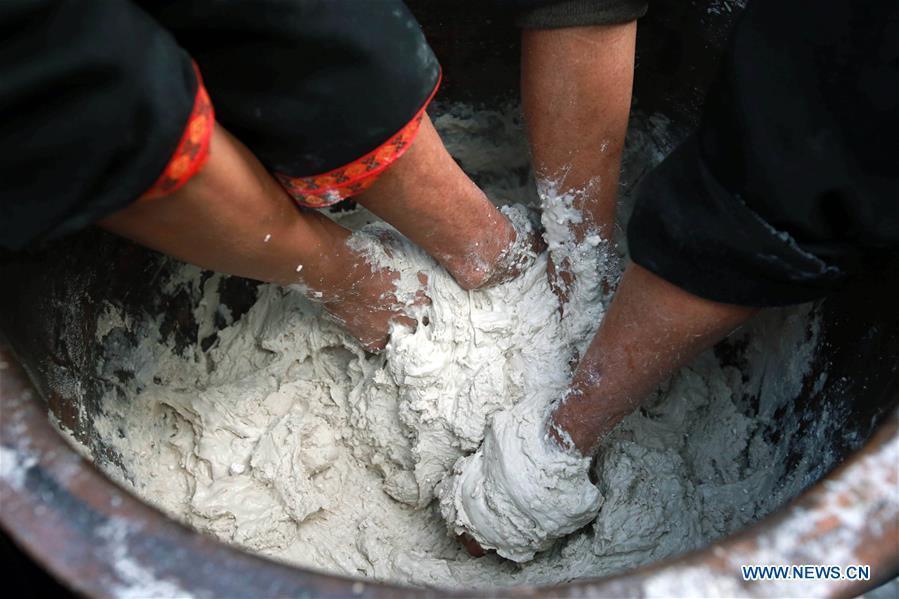 Villagers in SW China make sweet potato vermicelli for lunar New Year