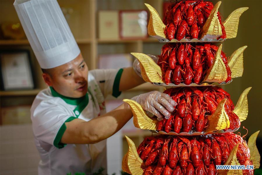 Lobster cuisine championship held in E China's Jiangsu