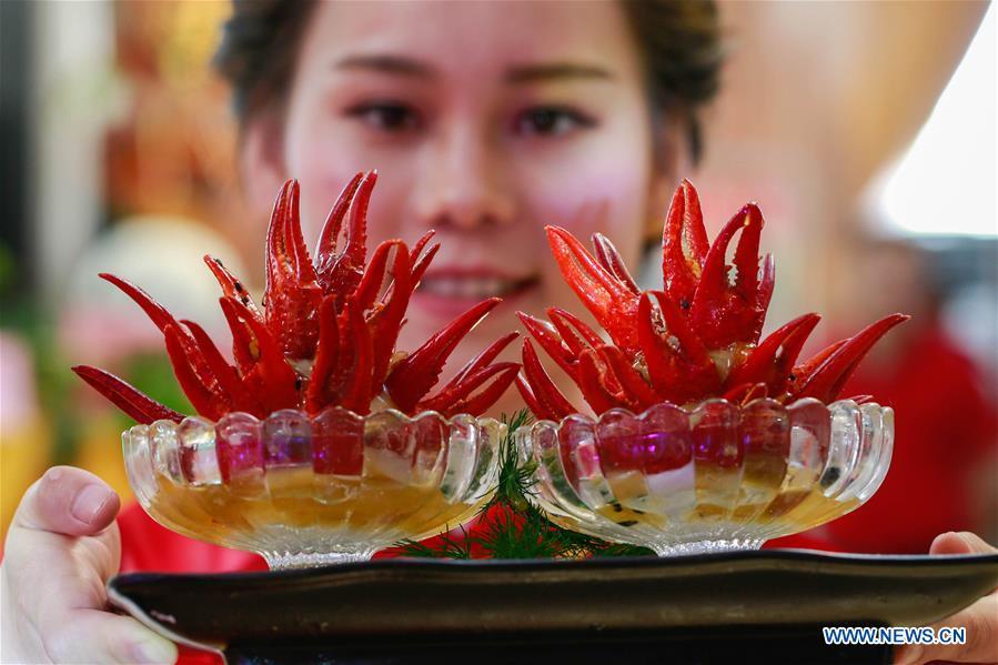 Lobster cuisine championship held in E China's Jiangsu