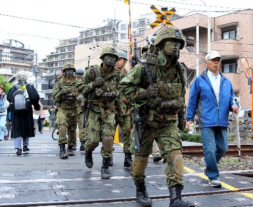 日本自衛隊員持槍械現身東京街頭引發抗議