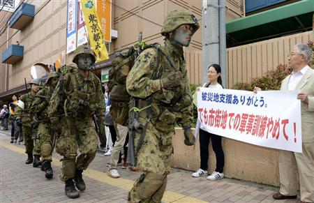 日本自衛隊員持槍械現身東京街頭引發抗議