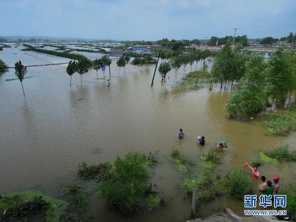 臺風暴雨逼停京哈線70趟列車 沖鋒舟進車站