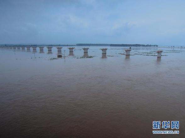 臺風暴雨逼停京哈線70趟列車 沖鋒舟進車站