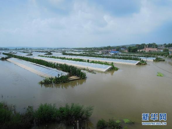 臺風暴雨逼停京哈線70趟列車 沖鋒舟進車站