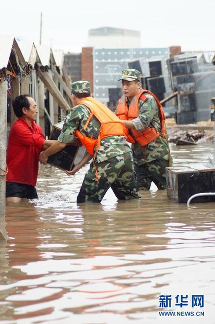 臺風(fēng)暴雨逼停京哈線70趟列車 沖鋒舟進車站