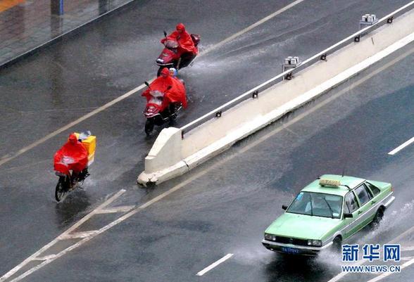 臺風(fēng)暴雨逼停京哈線70趟列車 沖鋒舟進(jìn)車站