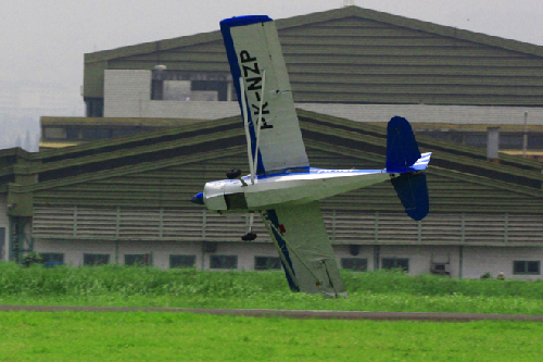 一小型訓(xùn)練機(jī)在印尼萬隆航空展墜毀 機(jī)上兩人死亡