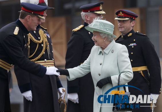 英女王慰問(wèn)倫敦遭襲士兵所在軍營(yíng) 檢閱皇家炮兵部隊(duì)