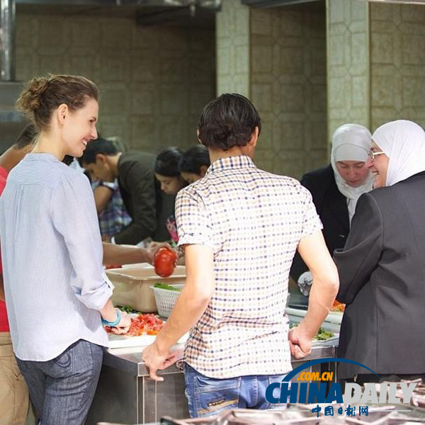 敘利亞第一夫人孤兒院發放齋月餐 高挽發髻平易近人