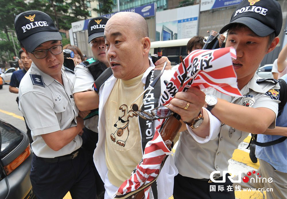 韓國男子向日本使館扔雞蛋 遭警方逮捕