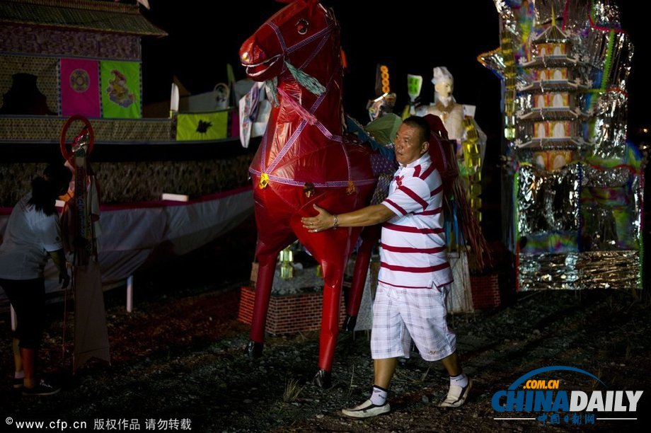 馬來(lái)西亞華裔迎“鬼節(jié)” 民眾“驚悚”狂歡（高清組圖）