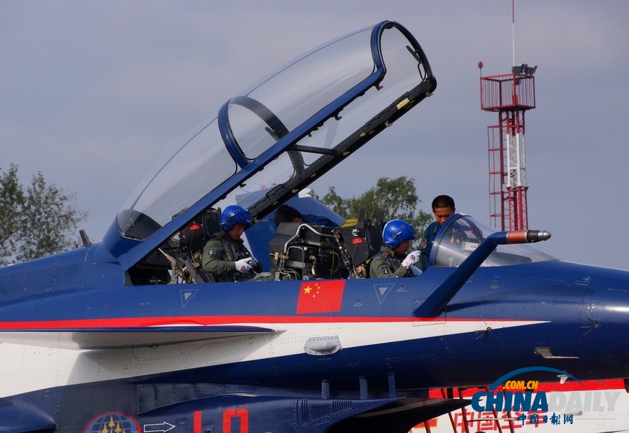 中國空軍八一飛行表演隊(duì)亮相莫斯科航展