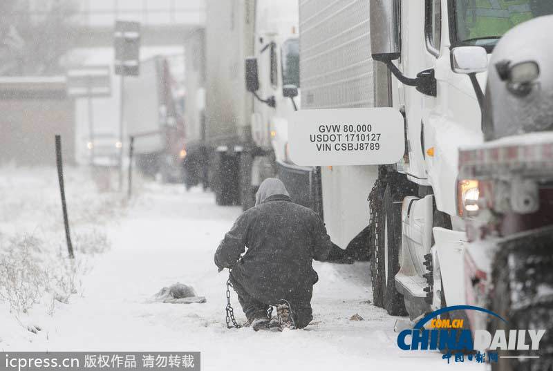 美國遭遇大雪襲擊 汽車和行人出行受阻