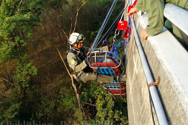 圖：泰國客車墜峽谷數(shù)十人死傷 司機(jī)疑疲勞駕駛