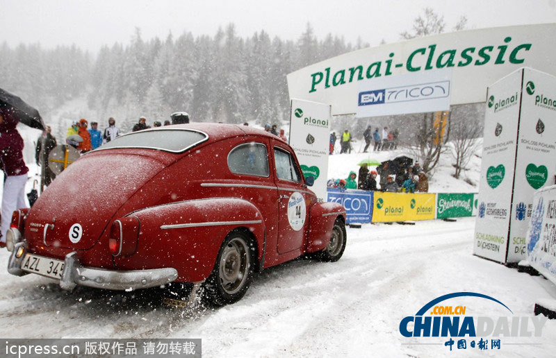 2014普拉耐經典賽開幕 百歲老爺車暴雪中前行