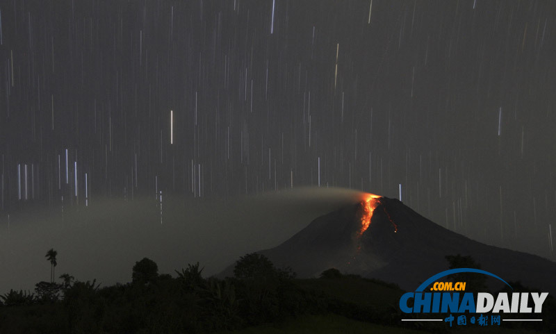 印尼火山巖漿噴涌而出 長曝光照片展現(xiàn)“流星雨”