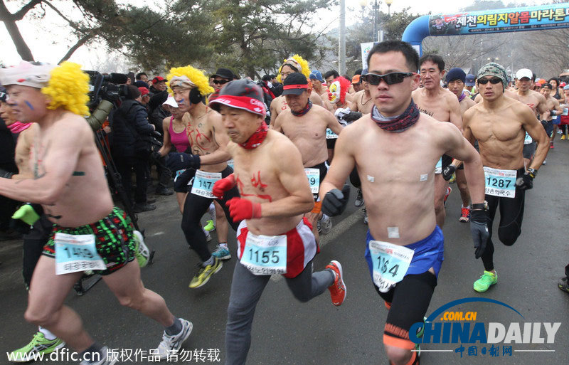 韓國舉行公益“半裸”馬拉松賽 號召民眾戒煙