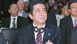 安倍突現樸槿惠演講現場 在最前排傾聽但遭無視