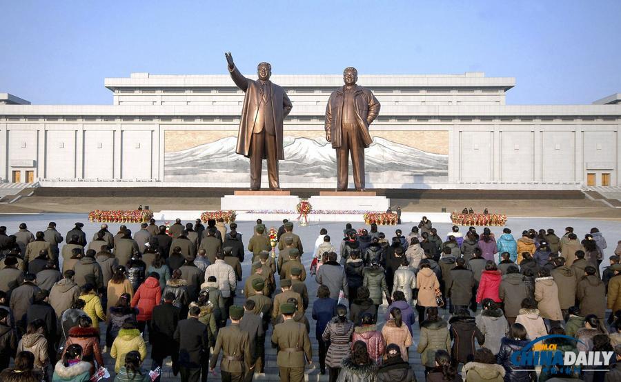 看煙花玩滑輪獻花籃 朝鮮民眾喜迎新年