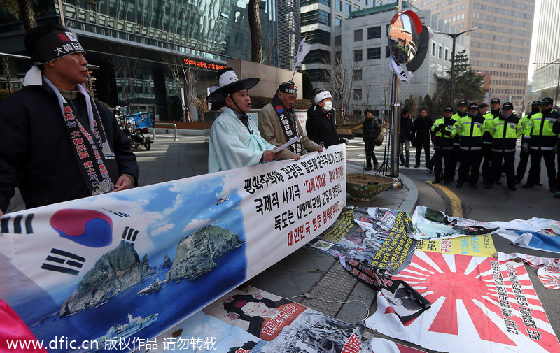 韓國民眾火燒日本軍旗 抗議其舉辦“竹島日”活動