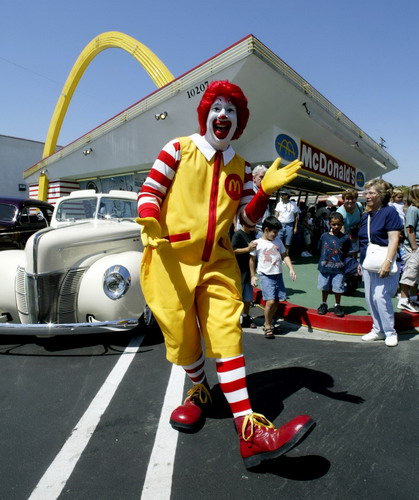 US pediatrician group urges ban on junk food ads