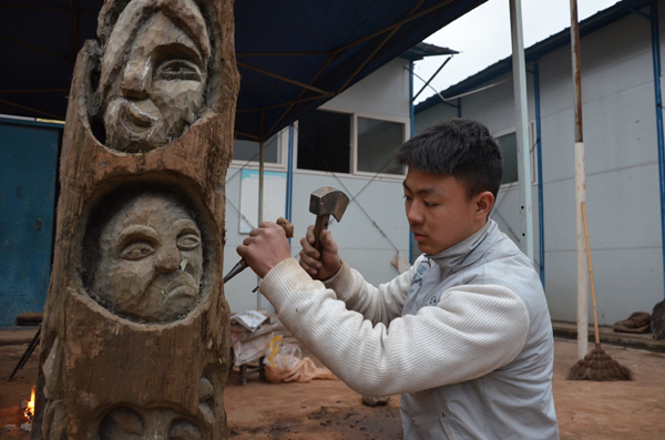 Carvers in Lushan bid to recover from quake