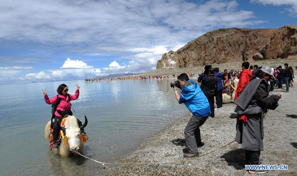 Tourists enjoy gorgeous scenery in Tibet