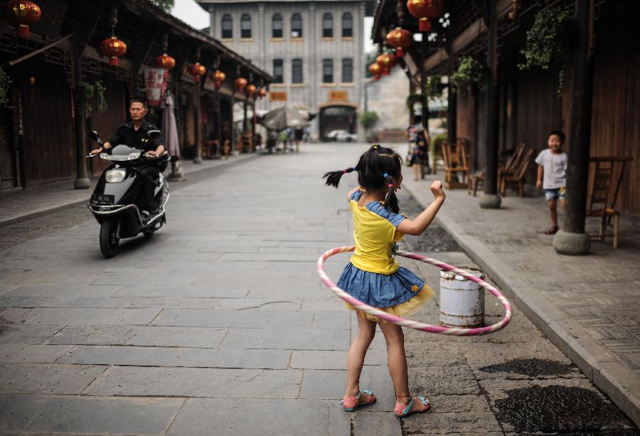 Life in ancient town of Chengdu, SW China