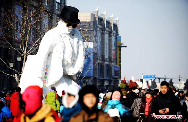 People enjoy ice sculptures in Harbin