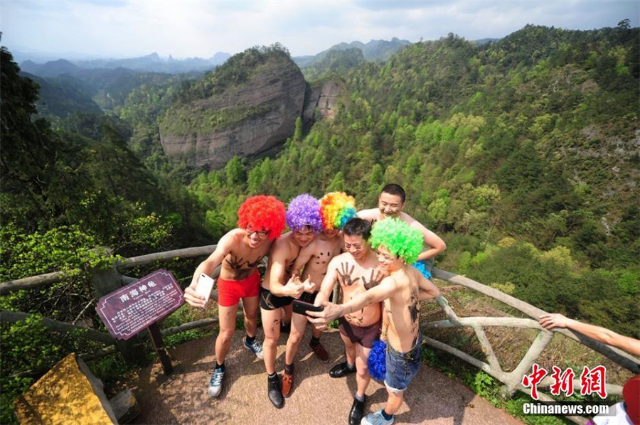 Undies run in Wanfo Mountain in Hunan