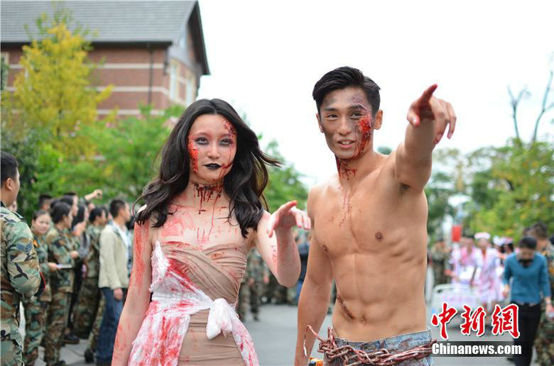 Halloween parade held in campus of SW China