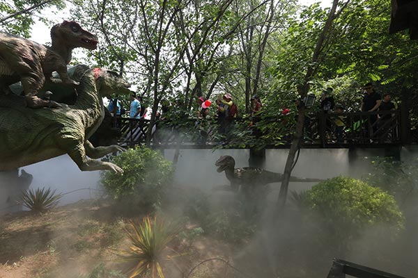 Dinosaur park opens in Beijing