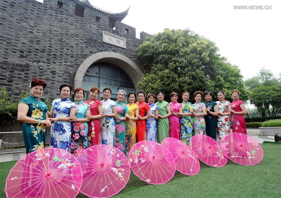 In pics: elderly present cheongsam in E China's Suzhou