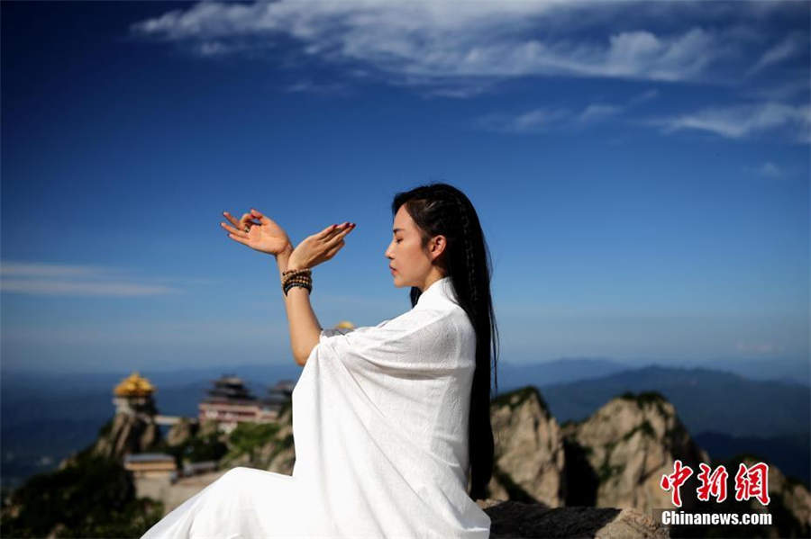 Yoga master demos impressive poses on Henan cliffs