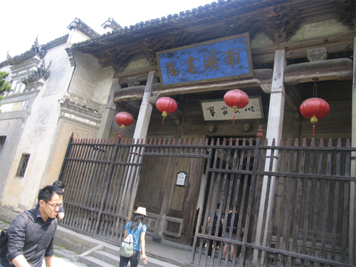 Overseas travel agencie visits Hongcun Village