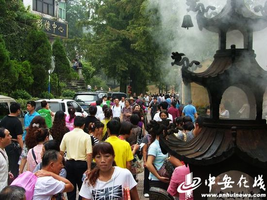 Tens of thousands of tourists prayed for blessings at Jiuhua Mountain Temple Fair