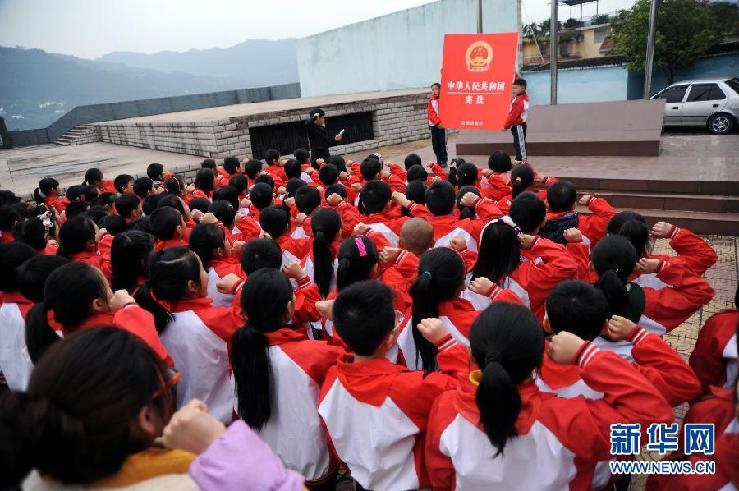 Chongqing judges present law-related comic books to students