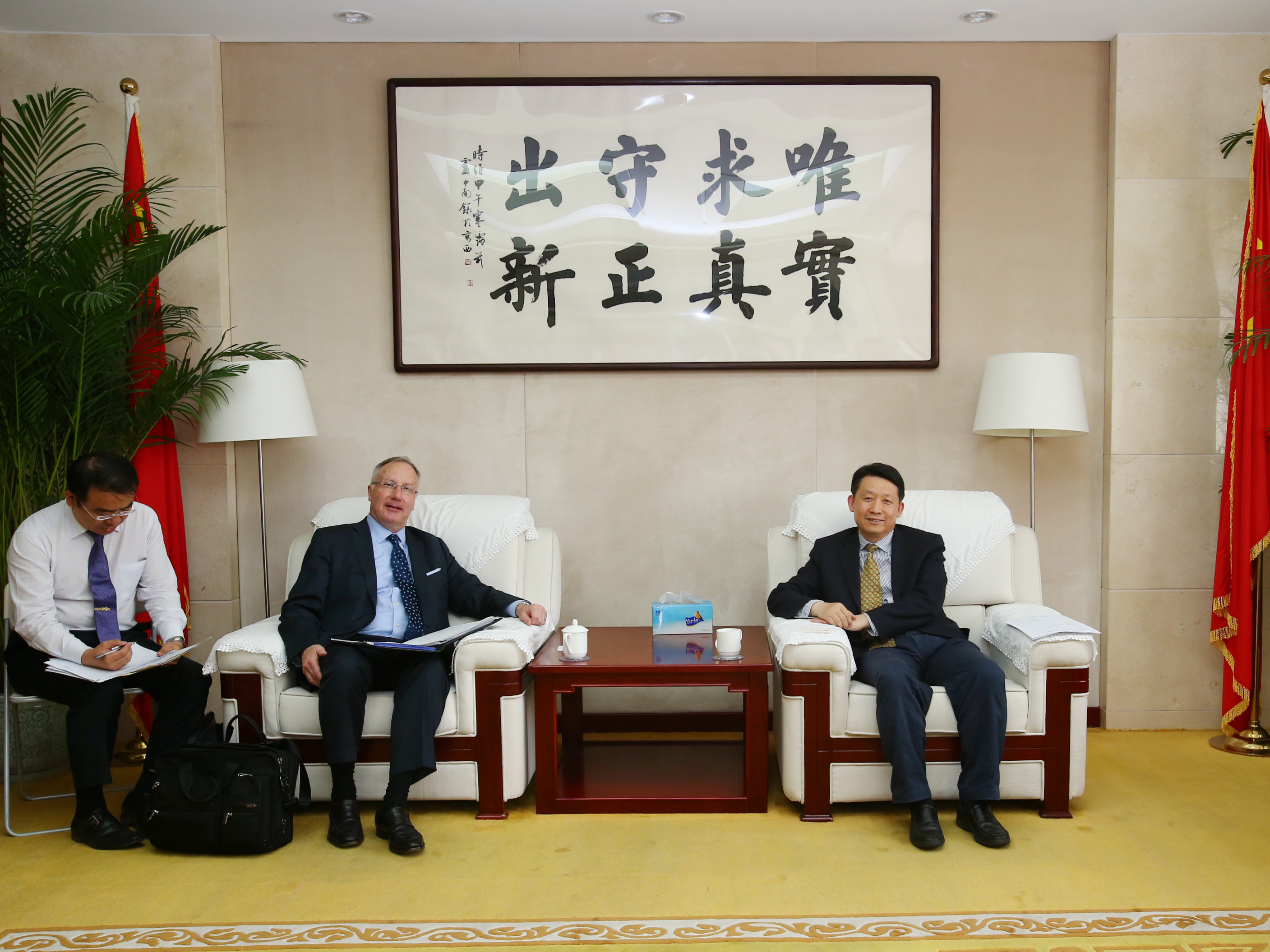 Long Guoqiang meets with Robert Holleyman