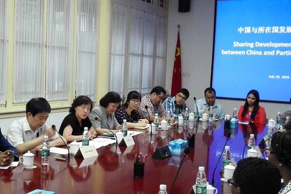 Meeting on sharing development experiences held in Beijing