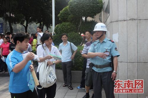 2011年福建高考首日　有人遲到有人警車接送(圖)