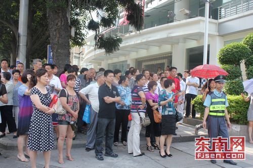 2011年福建高考首日　有人遲到有人警車接送(圖)