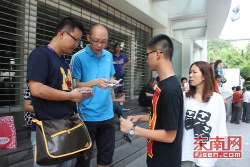 2011年福建高考首日　有人遲到有人警車接送(圖)