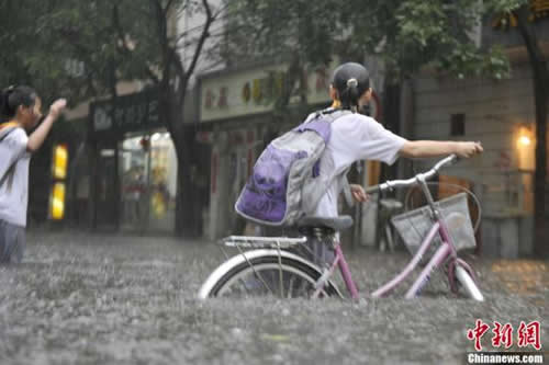 北京遭入夏最強(qiáng)雷雨襲擊　城區(qū)積水交通受阻(圖)