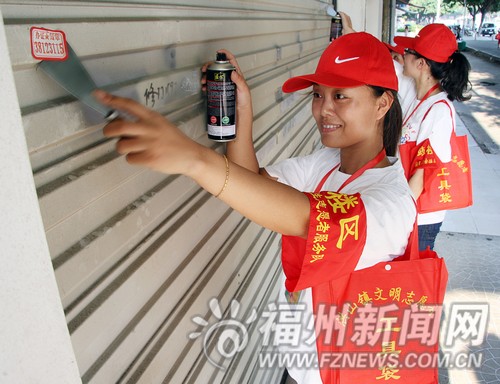 志愿者活躍在大街小巷　服務讓城市更美麗更文明