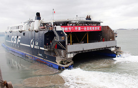 Cross-Straits ferries handle 300,000 passengers