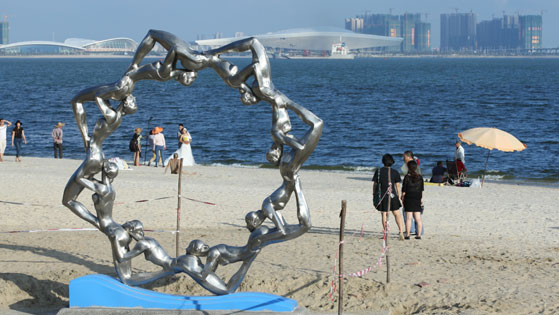 Zhanjiang unveils water flower sculpture